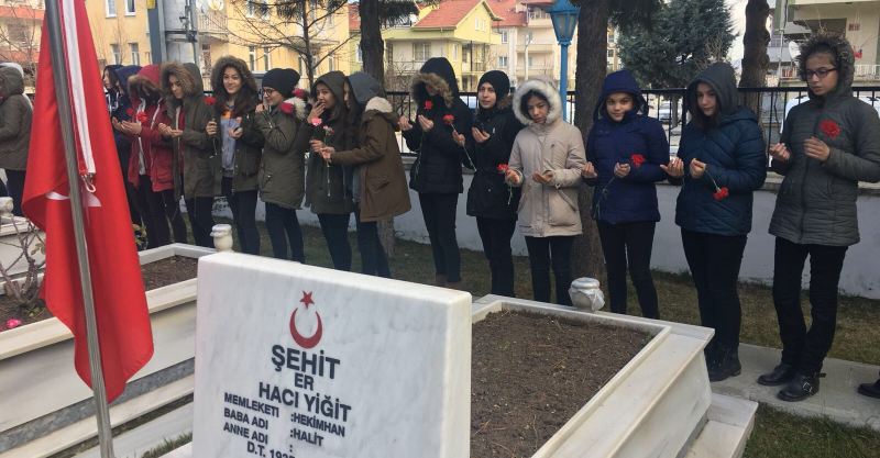 1100 öğrenci, 1100 karanfille şehitlikte
