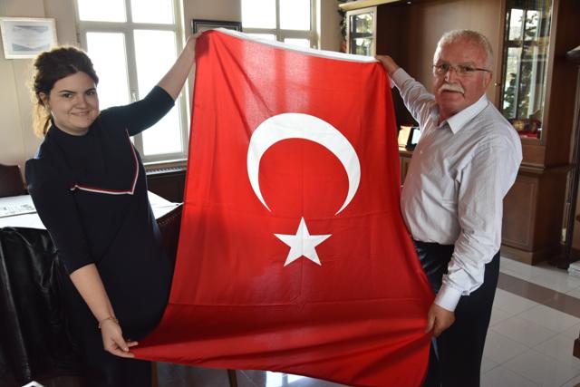 Türkiye'nin Batısından Doğusuna Bayrak Jesti