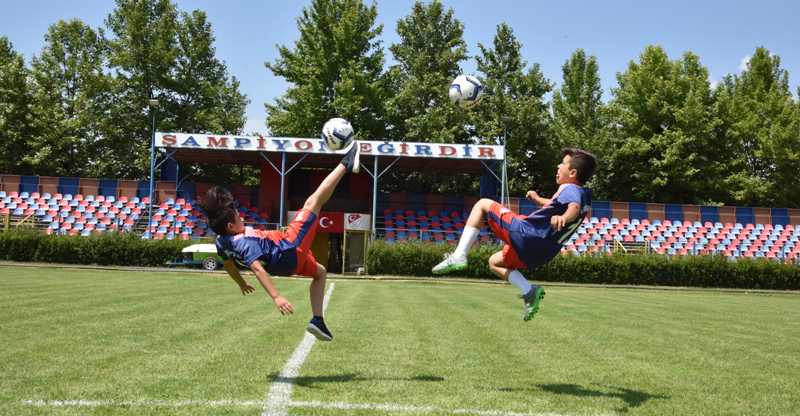 Eğirdir'de yaz futbol okulu başladı