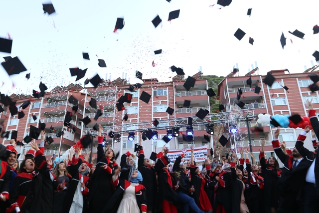 Eğirdir SHMYO’da Mezuniyet Sevinci Yaşandı