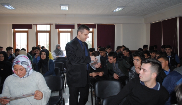 Gençler Sigaranın Zararları Konusunda Bilgilendirildi
