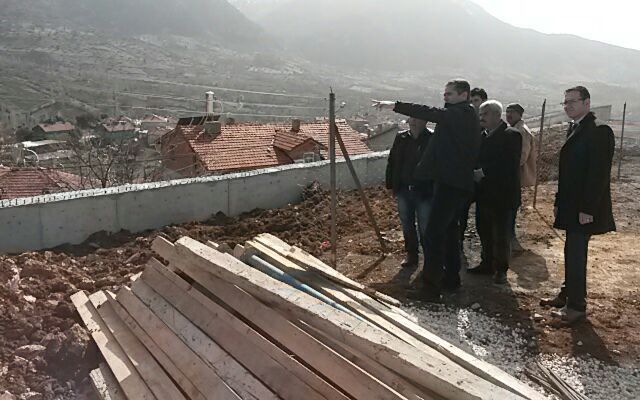 Kaymakam AKDAŞ Okul Duvarı İnşaat Çalışmalarında İncelemelerde Bulundu