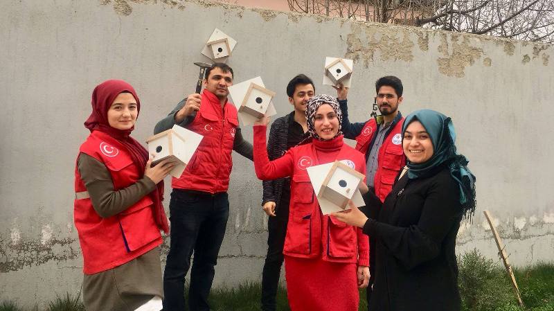 Gönüllü Gençlerin Emekleriyle yaptıkları kuş yuvaları yerlerini aldı