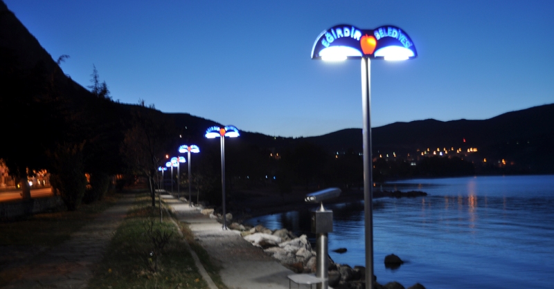 YENİ SOKAK AYDINLATMALARI POYRAZ SAHİLİNİ RENKLENDİRİYOR