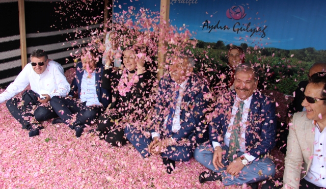 Gül bahçesinde festival karnavalı