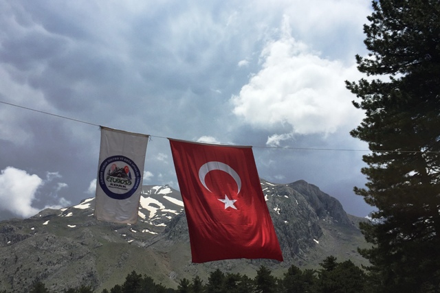 Dağcılar yağmur, soğuk demedi...