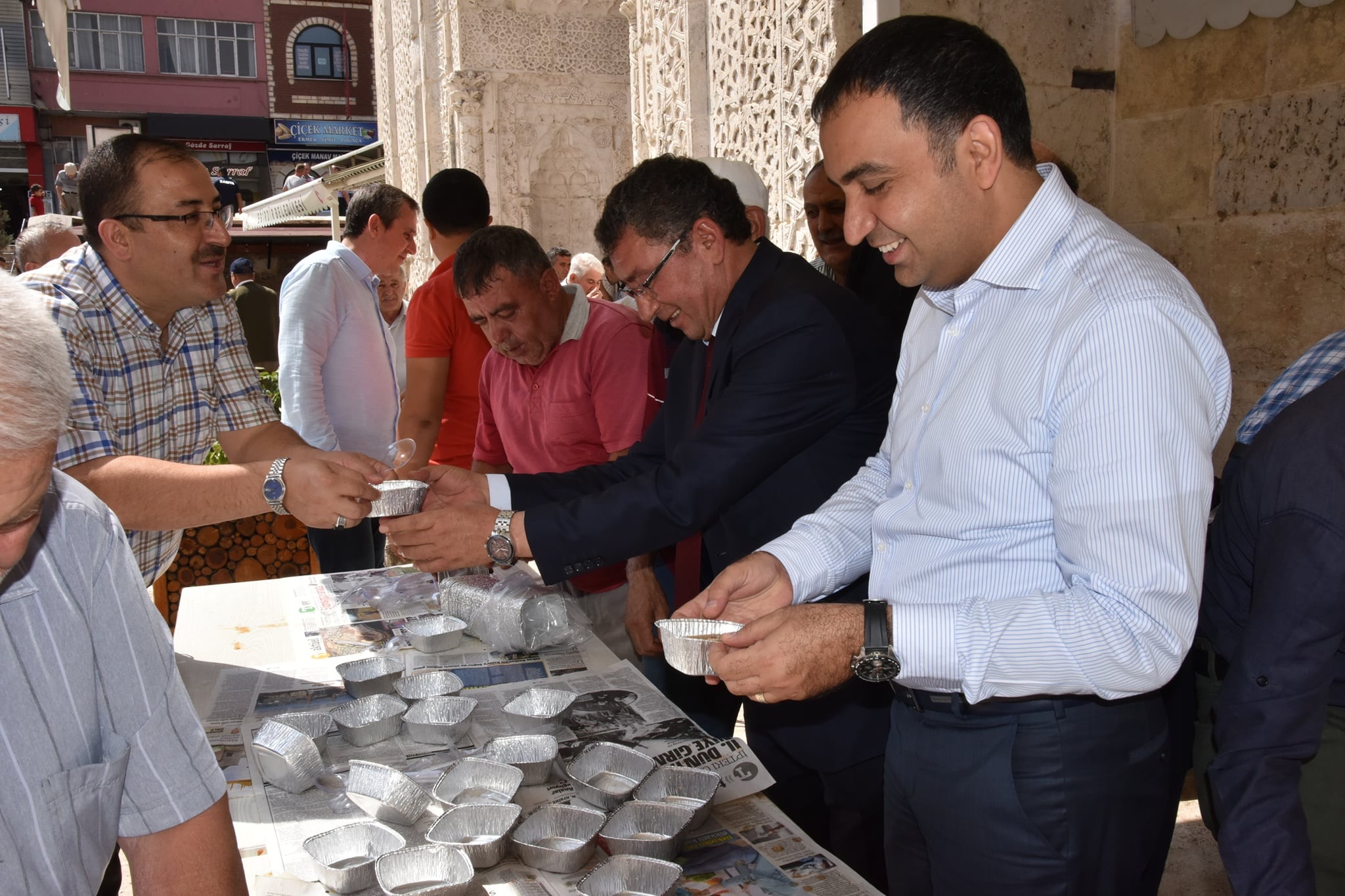 Kaymakam Adem ÇELİK ve Belediye Başkanı Veli GÖK Vatandaşlara Aşure Dağıttı