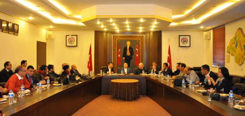 VALİ ÖZKAN GAZETECİLERLE BULUŞTU