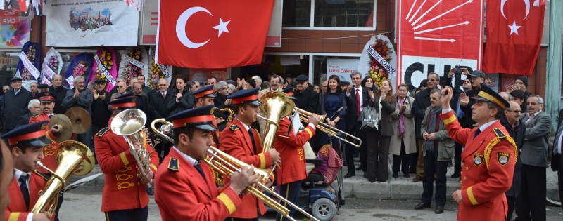 CHP bando eşliğinde seçim bürosunu açtı