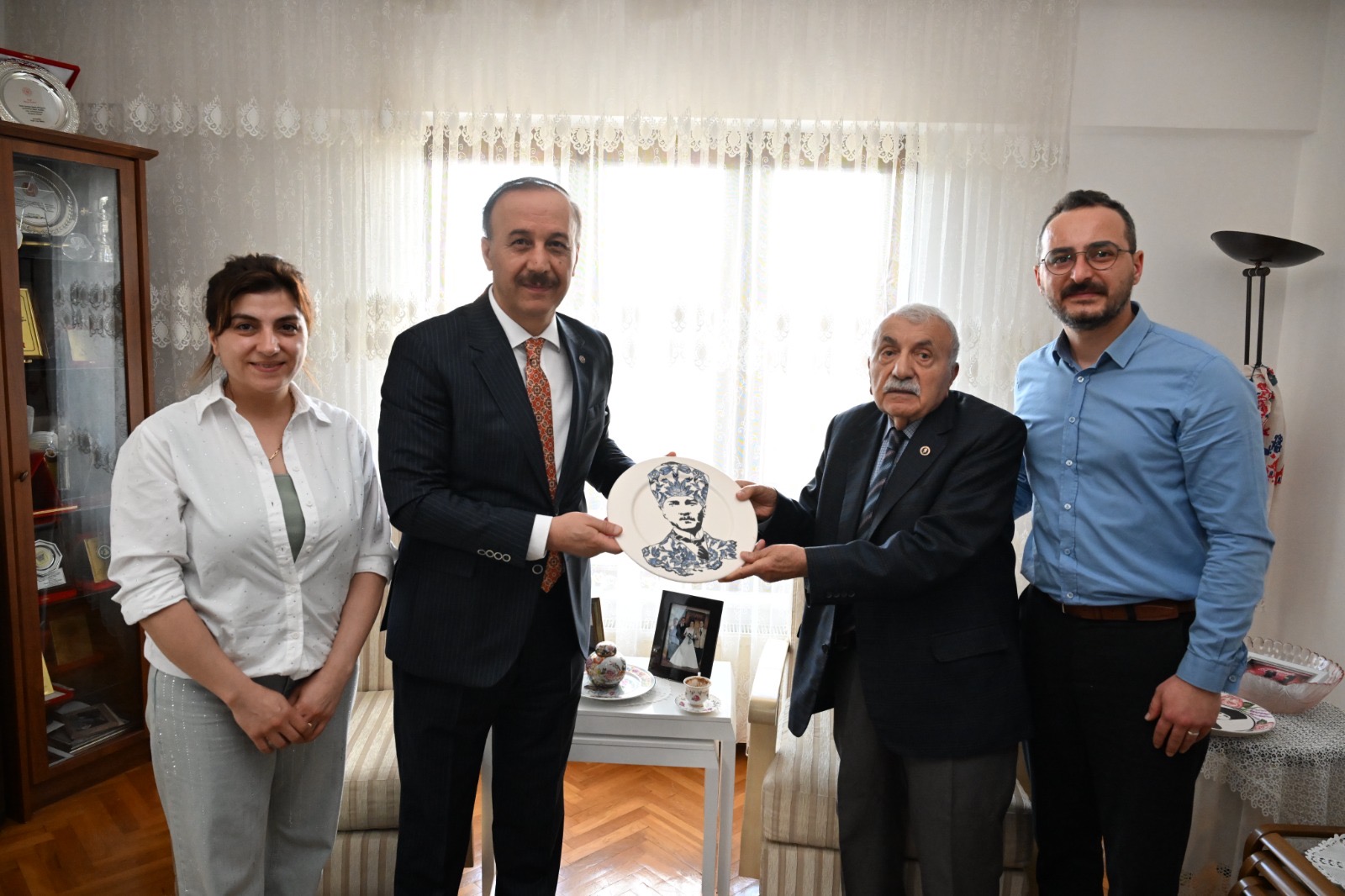 eğirdir haber,akın gazetesi,egirdir haberler,son dakika,Vali Erin Duayen Gazeteci Özbek’i Evinde Ziyaret Etti