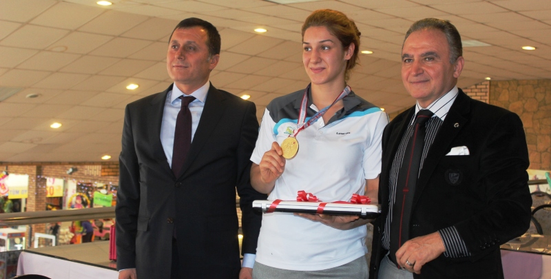 Türkiye Şampiyonu Milli Boksör Sema Çalışkan Ödüllendirildi
