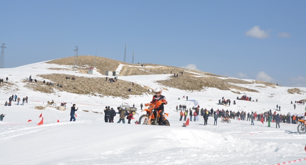 Davraz'da Kar Üzerinde Motosiklet Yarışları Yapıldı