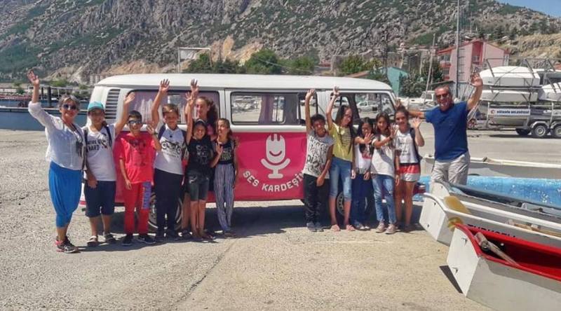 Pembe Vosvos’la kurulan köprü Ses Kardeşim Eğirdir'de !