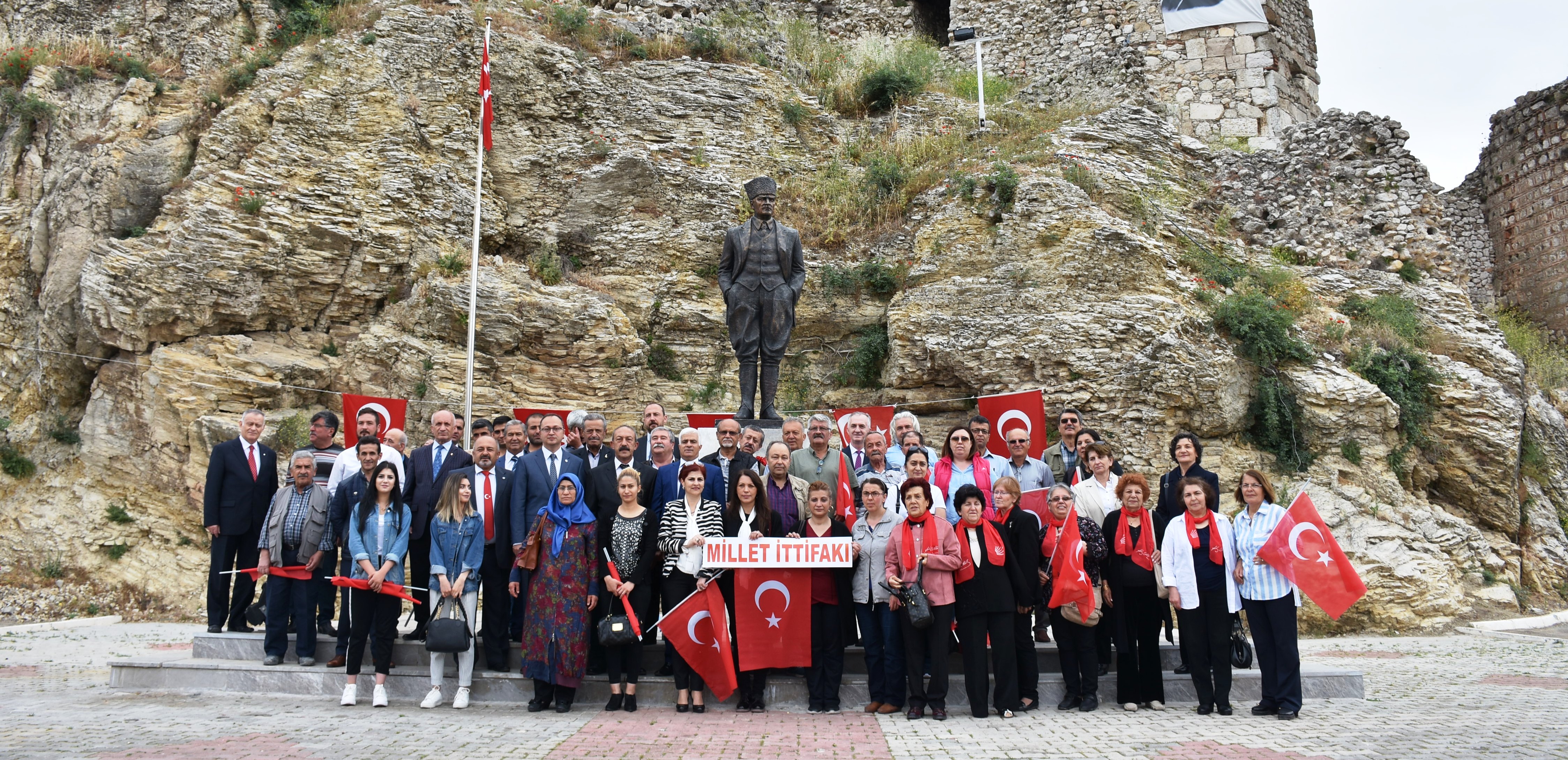 Millet İttifakı Atatürk’e Çelenk Sundu