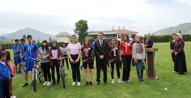 Gençler Ödüllerini Aldılar