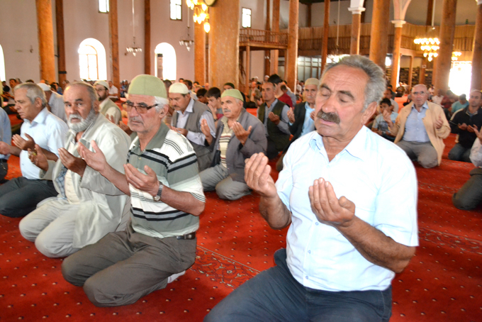 Eller semaya sınava girecek öğrenciler için kalktı