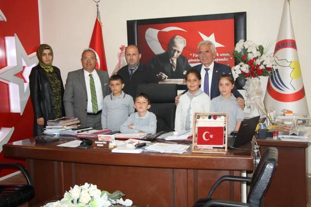 23 Nisan Çocukları Sarıidris Belediye Başkanlığı Makamında...