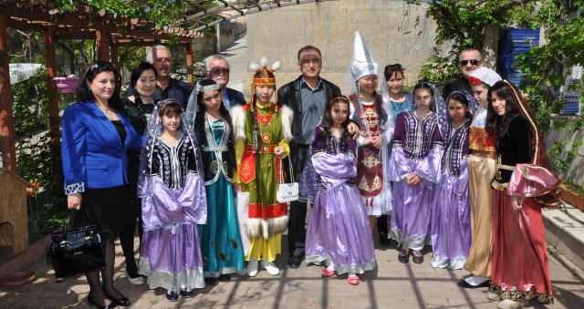 BAŞKAN ŞENGÖL DÜNYA ÇOCUKLARINI EVİNDE AĞIRLADI
