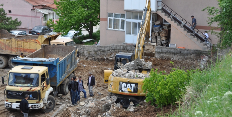 Yenimahalle'de İstinat Duvarı Yıkıldı