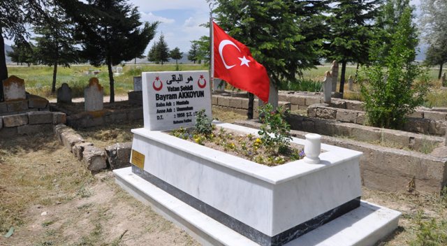 Isparta Belediyesi Şehitlerimizin Mezarlarını Yeniledi