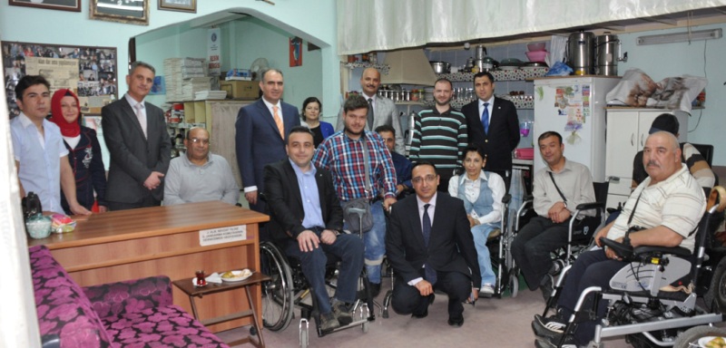 VALİ Vahdettin ÖZKAN, Isparta Yürüme Engelliler Yaşam Derneğini Ziyaret Etti