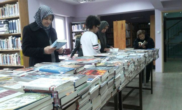 Eğirdir İlçe Halk Kütüphanesinde Kitap Sergisi Açıldı