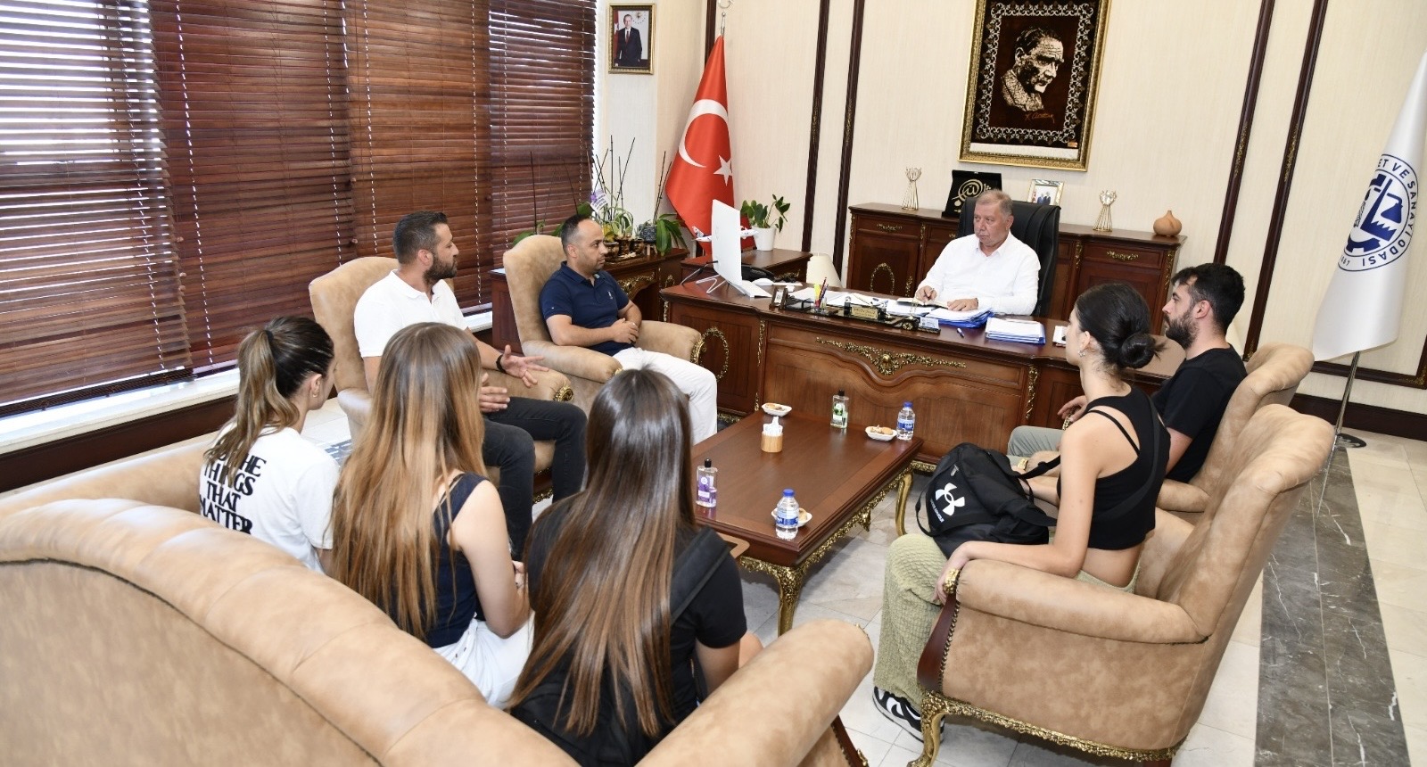 Isparta Gençlik ve Spor Kulübü Kadın Voleybol Takımı'ndan Başkan Çelik’e Ziyaret