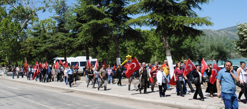 EĞİRDİR'DE BAYRAĞIMIZA SAYGI YÜRÜYÜŞÜ...