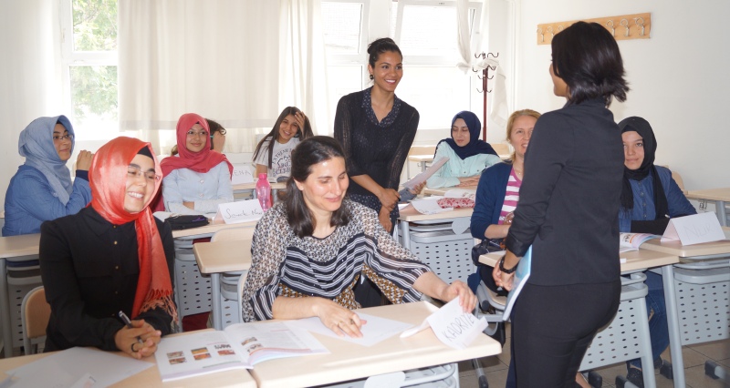 Öğrenciler Pratikle İngilizceyi Öğrenecekler