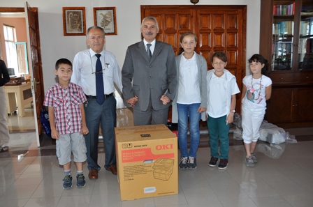 ÇEVRECİ ÖĞRENCİLERE BAŞKAN ÖZMERAL ÖDÜLLERİNİ DAĞITTI