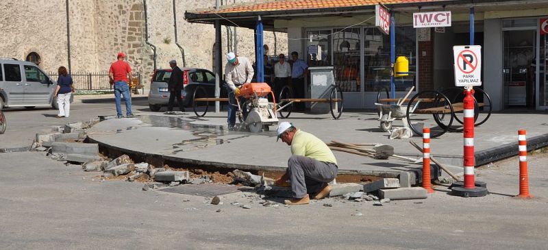 OTOGAR KARŞISINDAKİ KALDIRIM SÖKÜLÜYOR