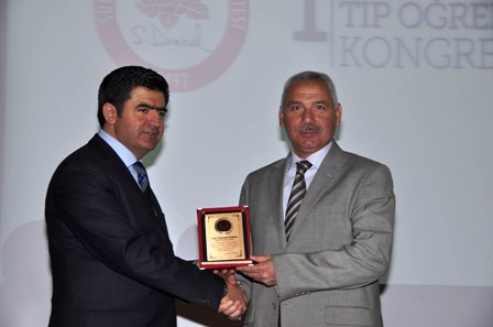 KONGREYE KATILAN TEK BELEDİYE  BAŞKANI ÖZMERAL'E PLAKET