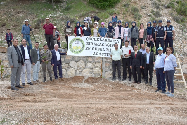ÇEVKOR Eğirdir Belediyesi işbirliği ile bin fidan toprakla buluştu