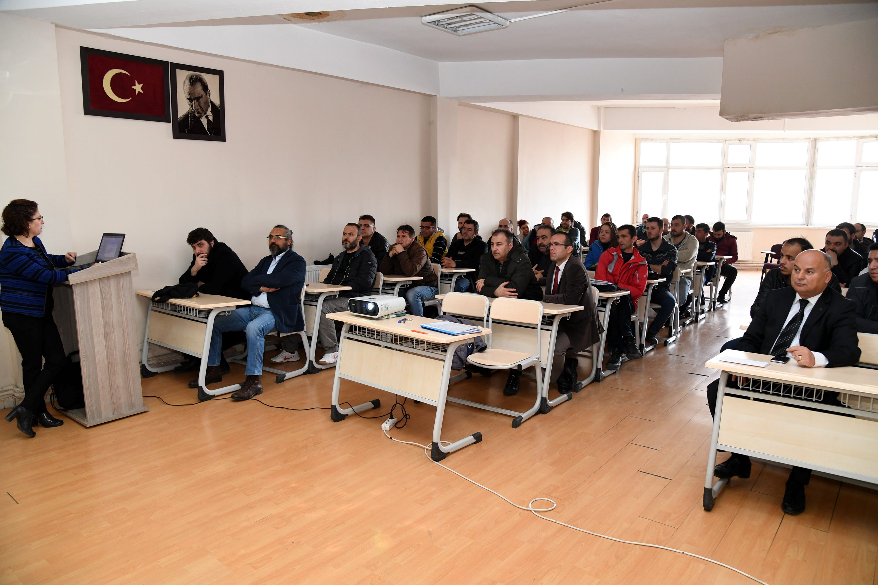 ISPARTA BELEDİYESİ EV VE SÜS HAYVANLARI SATAN KİŞİLERE YÖNELİK EĞİTİM SEMİNERİ DÜZENLEDİ