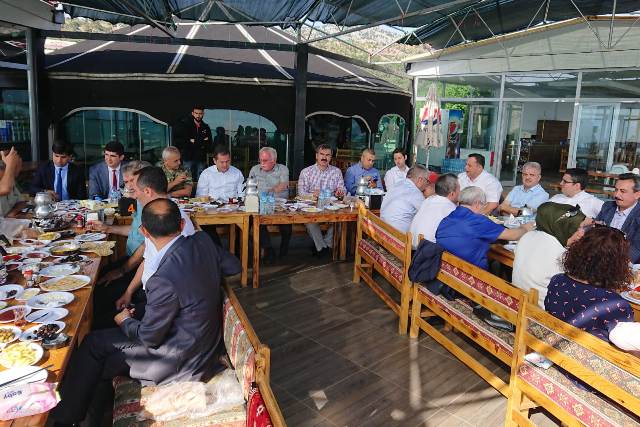 Eğirdir ilçe protokolü Akpınar'da kahvaltı yaptı