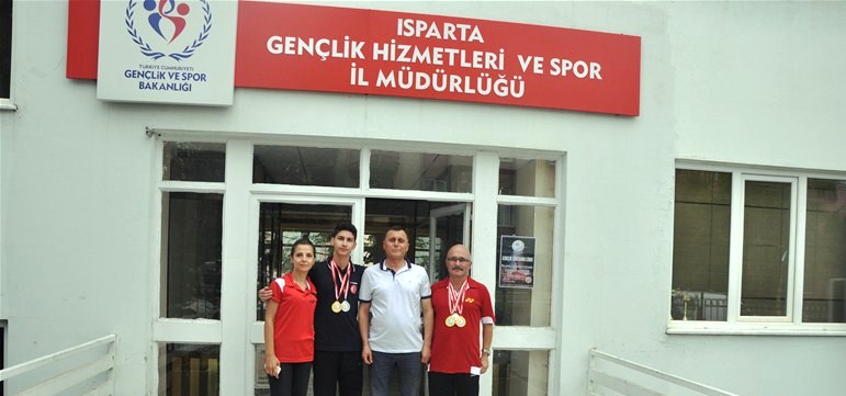 BADMİNTONDA ISPARTA'LI SPORCULARIN BAŞARISI