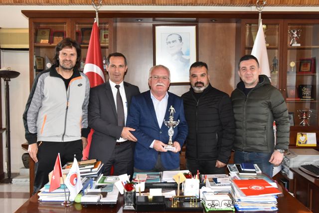 Eğirdir Masterler, kupayı Başkan Şengöl'e getirdi