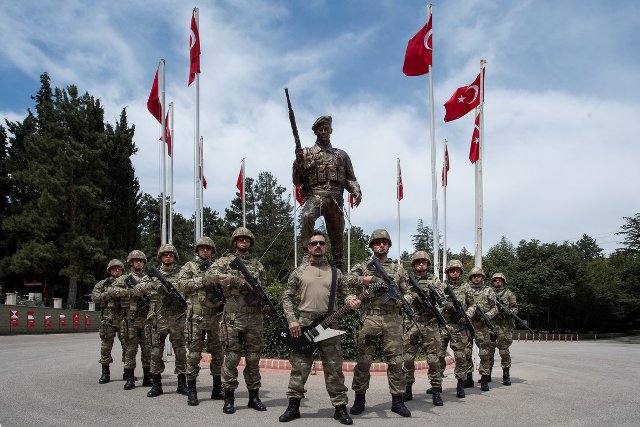 Komando ruhunu klibe taşıdılar...