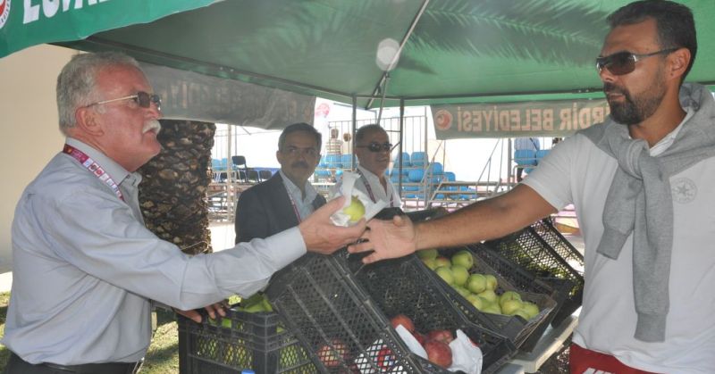 TRİATLON DÜNYA KUPASI'NDA 1 TON EĞİRDİR ELMASI DAĞITILDI