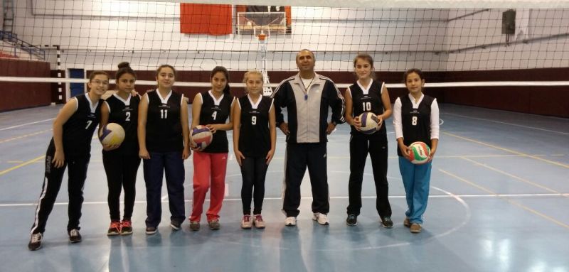 Muazzez ve Yaşar Şapçı Ortaokulu Kız Voleybol Takımı şampiyon oldu