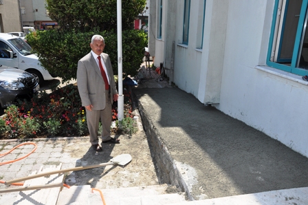 BELEDİYE GİRİŞ KAPISINDAKİ ENGELLER KALDIRILDI