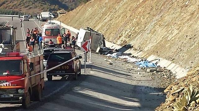 Elma İşçilerini Taşıyan Midibüs Kaza Yaptı
