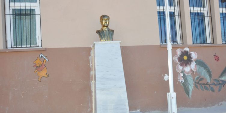 İrfan Kaynak Okulu'nun Atatürk Büstü Yenilendi