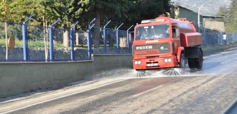 Elma sezonunda kirlenen yollar temizleniyor