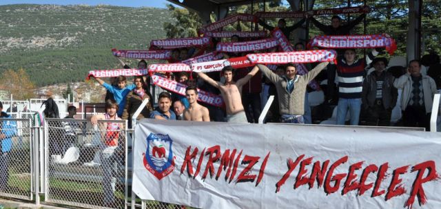KIRMIZI YENGEÇLER TAKIMINI YALNIZ BIRAKMADI