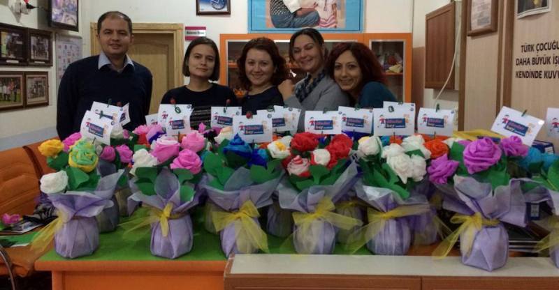 Dündar Bey Anaokulu'ndan Bütün  Öğretmenlerimize Kağıttan Çiçek