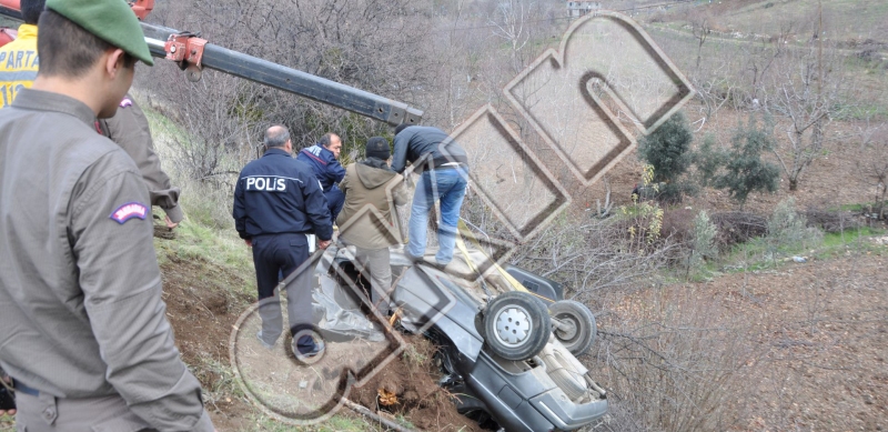 Karabağlar'da Otomobil Şarampol'e Yuvarlandı...