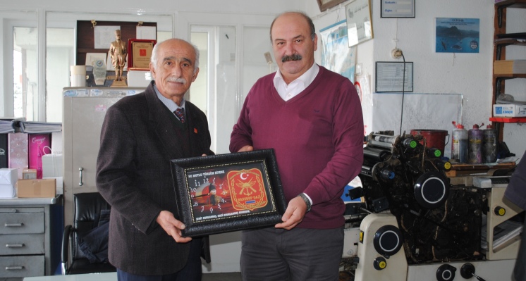 GAZİLER DERNEĞİ'NDEN  GAZETEMİZE ANLAMLI HEDİYE