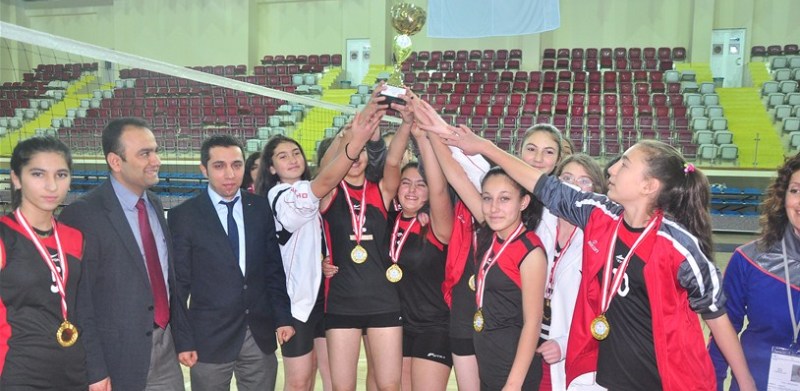 VOLEYBOL YILDIZ KIZLARDA İL BİRİNCİSİ IYAŞ SELÇUKLU