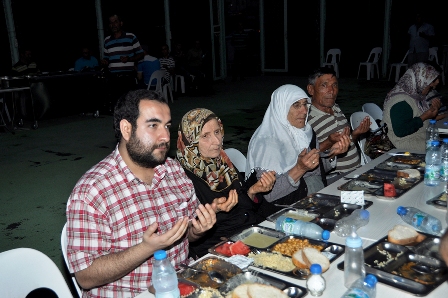BAŞKAN ÖZMERAL, İLK İFTARINI İFTAR ÇADIRI'NDA AÇTI